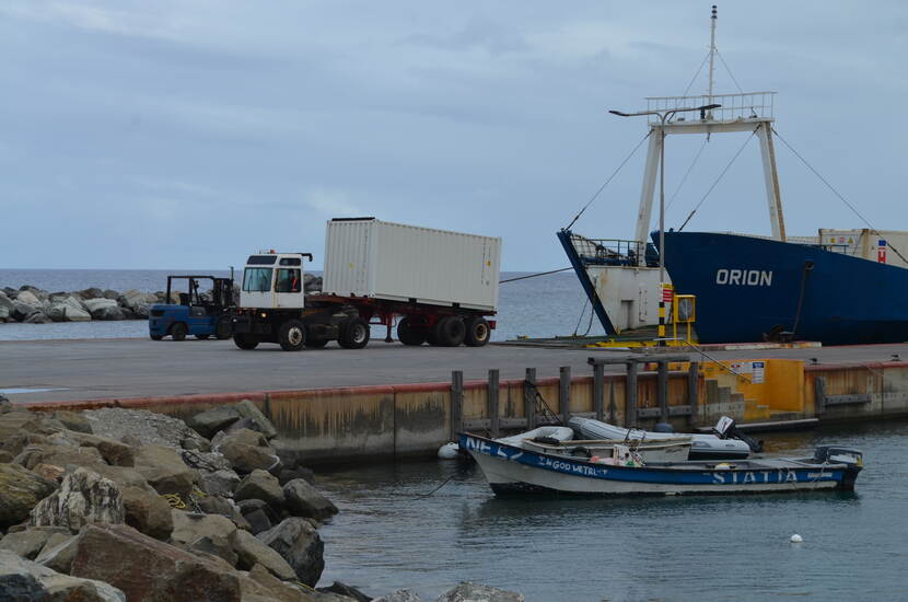 A part of the hospitainer arrives at the harbour of St. Eustatius