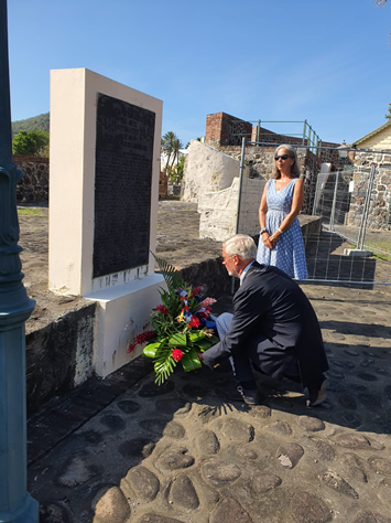 Government Commissioner Marnix van Rij and Ms Courtney van Rij lay a wreath at Fort Oranje in memory of our fallen heroes.