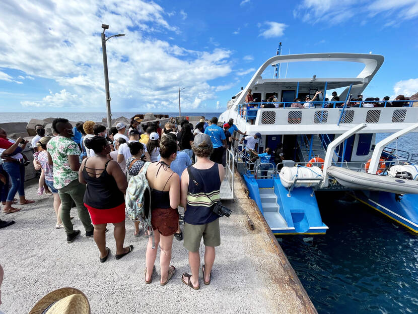 The general public boarding the Makana for a boat ride around Saba.