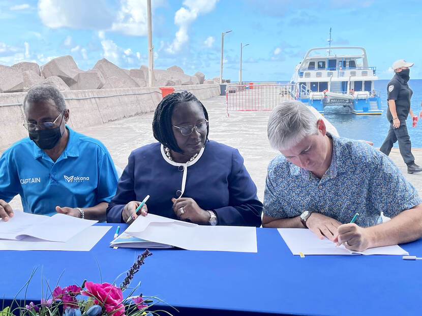 Signing of the Public Service Obligation with from left: Samuel Connor of ferry operator Blues and Blues, Statia Government Commissioner Alida Francis and Saba Island Governor Jonathan Johnson