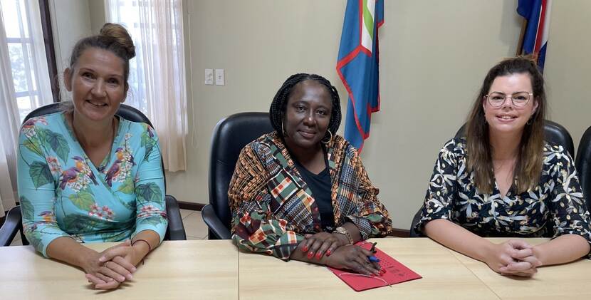 Government Commissioner Alida Francis signing agreement about setup shelter for victims of domestic violence and child abuse in Statia with Pauline Andriessen.