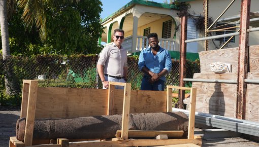 Representatives holding Statia artefacts