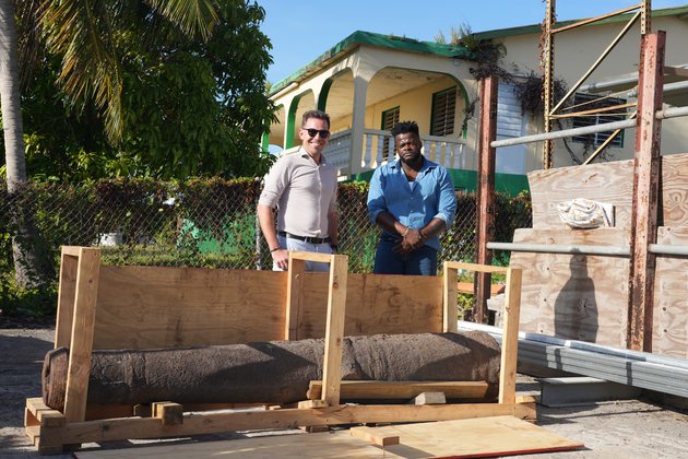 Representatives holding Statia artefacts